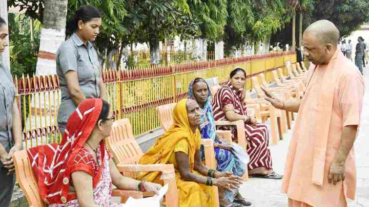 सीएम योगी के गोरखपुर दौरे का तीसरा दिन: जनता दरबार में सीएम ने सुनी लोगों की समस्याएं