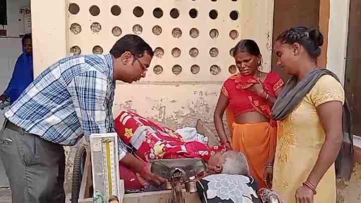जौनपुर: समय पर नहीं पहुंची एंबुलेंस, ठेले पर मरीज को अस्पताल लेकर पहुंचा परिवार, गेट पर ही डॉक्टर ने किया चेकअप