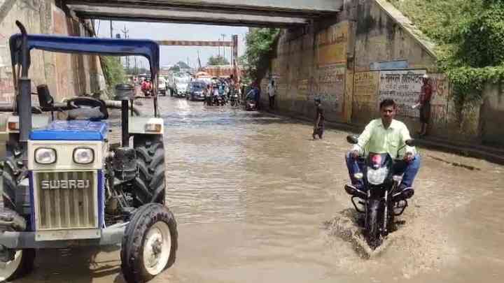 मिर्जापुर: रात की बारिश के बाद पानी-पानी हुआ हाईवे, सुबह सवेरे जाम में फंसे लोग, प्रशासन से कर रहे सवाल