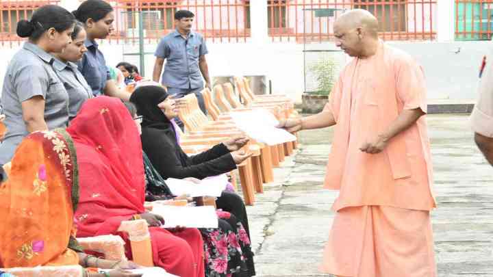 गोरखपुर: सीएम योगी आदित्यनाथ ने लगाया जनता दरबार, 400 लोगों की सुनीं समस्याएं