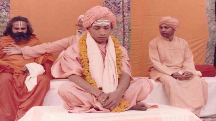 आज ही पीठाधीश्वर बने थे योगी आदित्यनाथ, यहां पढ़े कैसे योगी बने थे सन्यासी
