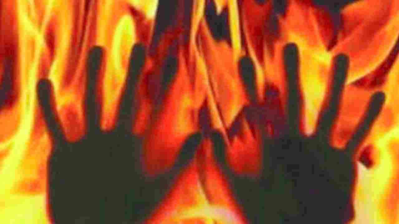 UP News: वाराणसी में महिला ने खुद पर पेट्रोल छिड़क कर आग लगाई, हालत गंभीर, जानिए पूरा मामला