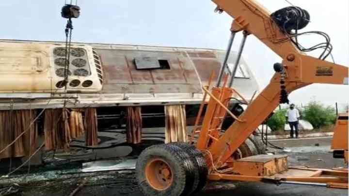 Road Accident In Etawah: इटावा में डिवाइडर से टकराकर पलटी बस, 14 यात्री घायल, ड्राइवर को झपकी आने पर हुआ हादसा