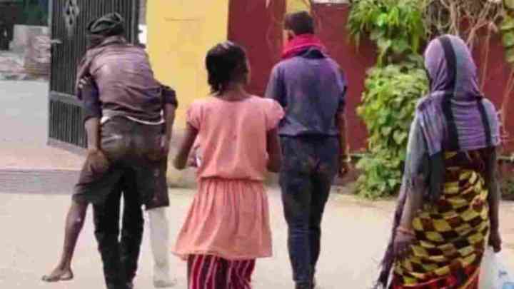 आगराः जिला अस्पताल में पिता को पीठ पर लादकर पहुंचा बेटा, नहीं मिली व्हीलचेयर या स्ट्रेचर