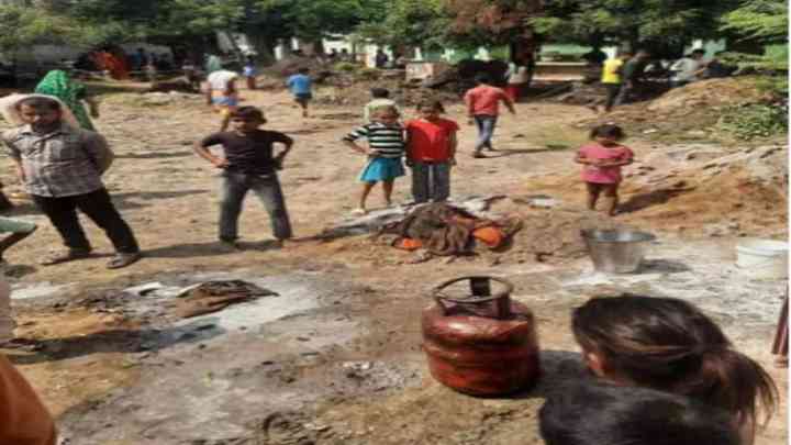 UP News: आगरा में  खाना बनाते समय गैस सिलेंडर में लगी आग, युवक झुलसा