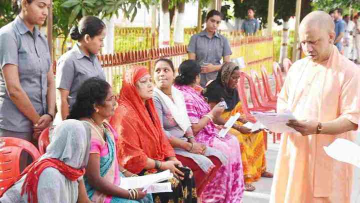 गोरखपुरः CM योगी ने सुनीं 200 लोगों की समस्याएं, कहा- समस्या का समाधान करने को सरकार प्रतिबद्ध