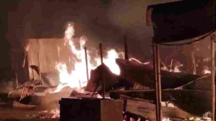 फिरोजाबाद के  काठ बाजार में लगी भीषण आग,  24 दुकानें जली, दमकल विभाग की 5 गाड़ियां मौके पर पहुंची