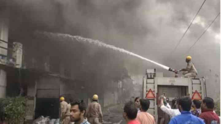 मेरठः परतापुर की प्रिंटिंग प्रेस में लगी भीषण आग, दमकल विभाग की गाड़ियां मौके पर पहुंची
