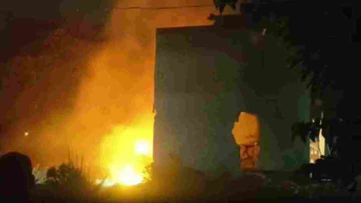 UP News: कौशांबी में प्लाईवुड गोदाम और स्नैक्स बनाने वाली फैक्ट्री में भीषण आग, 2 बच्चे झुलसे