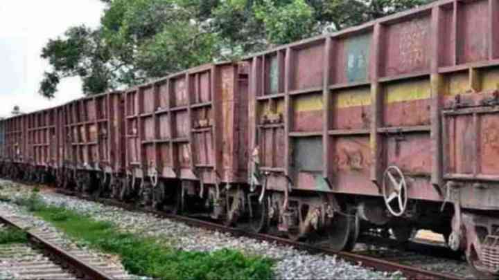आगरा: बच्चे को गोद में लेकर मालगाड़ी के आगे कूदी महिला, मौत, मासूम घायल