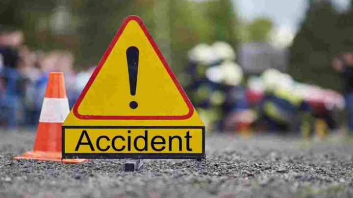 अयोध्या: रामनगरी में सड़क हादसा, ट्रक ने निजी बस को मारी टक्कर, 2 यात्रियों की मौत, 9 घायल
