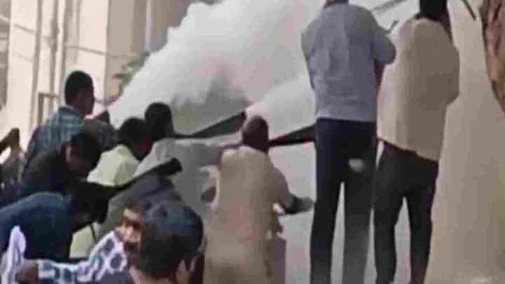 बीएचयू बाल रोग विभाग के ऑक्सीजन पैनल में लगी आग, बच्चों को गोद में लेकर भागते दिखे तीमारदार, मचा हड़कंप
