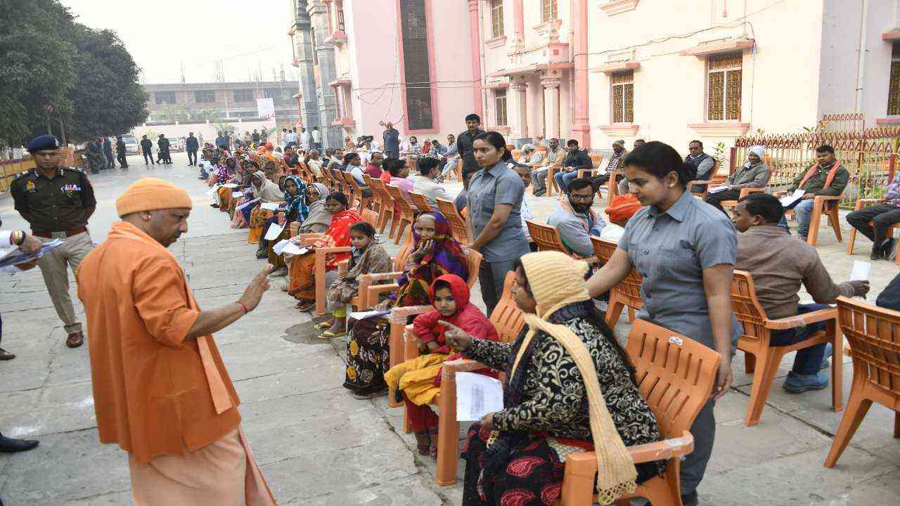 CM Yogi Janta Darshan: जनता दर्शन में सीएम योगी ने सुनी लोगों की समस्याएं, अधिकारियों को दिए ये निर्देश