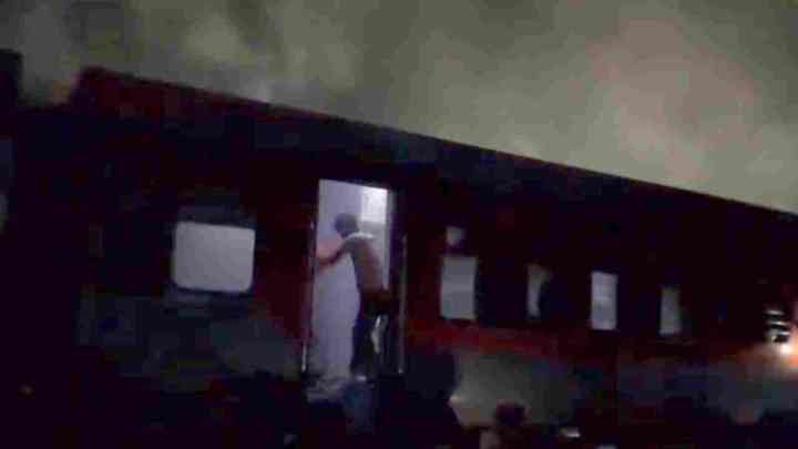 UP News: वैशाली सुपरफास्ट एक्सप्रेस के स्लीपर कोच में लगी भीषण आग, 19 यात्री झुलसे