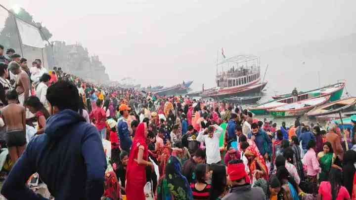 Dev Deepawali 2023: देव दीपावली पर वाराणसी में श्रद्धालुओं ने लगाई आस्था की डुबकी, नमो घाट पर पहला दीप जलाएंगे CM योगी