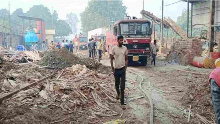 बरेलीः प्लाईवुड फैक्टरी में शॉर्ट सर्किट के कारण लगी भीषण आग, दमकल की 5 गाड़ियों ने पाया काबू