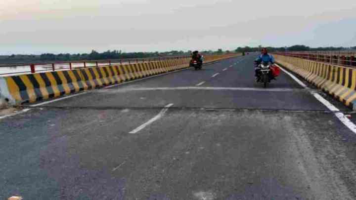 प्रयागराज: लोकार्पण के 10 घंटे बाद तमसा नदी पर बने पुल में आई दरार, अखिलेश ने सरकार को घेरा