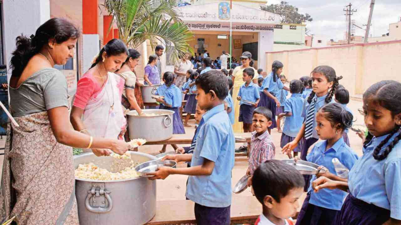 UP News: हॉट कुक्ड फूड योजना के तहत प्रत्येक बच्चे को मिलेगा 70 ग्राम खाद्यान्न, शिक्षा विभाग ने की गाइडलाइन जारी