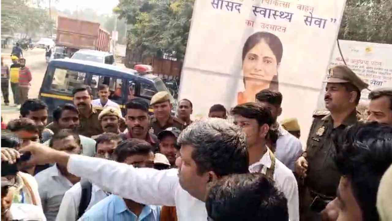 UP News: स्कॉलरशिप के मुद्दे पर मंत्री आशीष पटेल से छात्र ने की बहस, VIDEO VIRAL