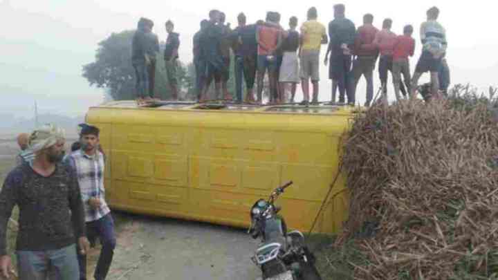UP News: आगरा में बच्चों से भरी स्कूली बस पलटी, मची चीख पुकार
