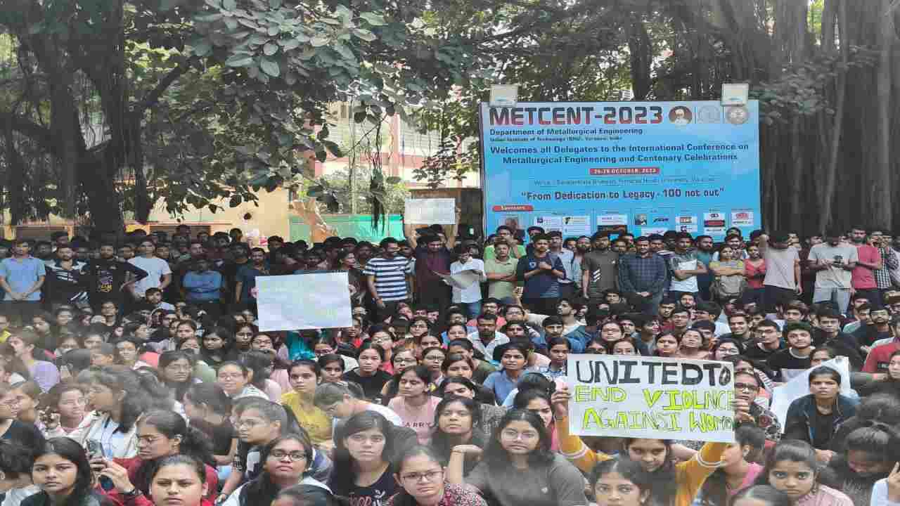 IIT BHU कैंपस में दोस्त संग घूम रही छात्रा से हुई छेड़छाड़, उतारे गए कपड़े, धरने पर बैठे सैकड़ों छात्र