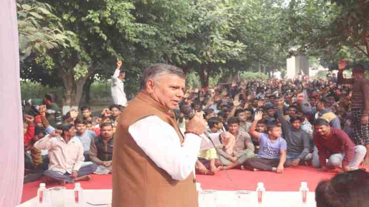 UP News:  आजमगढ़ जेल में कारागार मंत्री धर्मवीर प्रजापति ने बंदियों से किया संवाद, सुनी मन की बात