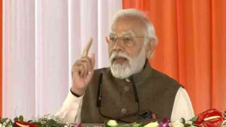 PM Modi Inaugurates Swarved Mahamandir: PM मोदी ने स्वर्वेद महामंदिर का किया उद्घाटन, CM योगी भी रहे मौजूद