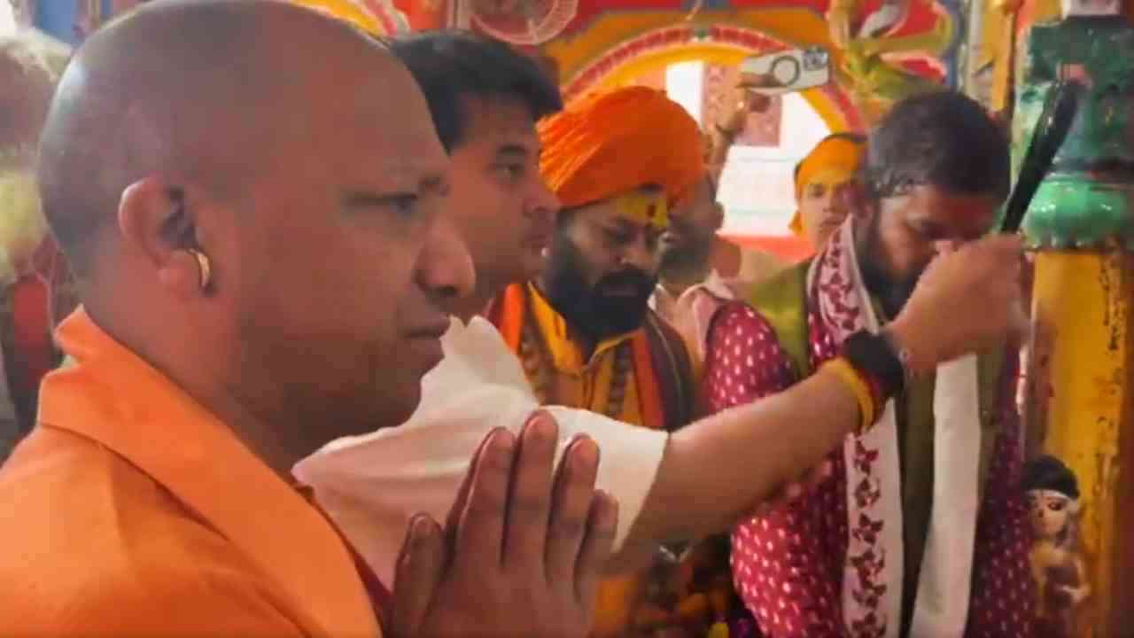UP News: चुनाव परिणाम से पहले अयोध्या के हनुमान गढ़ी मंदिर पहुंचे ज्योतिरादित्य सिंधिया, CM योगी रहे मौजूद