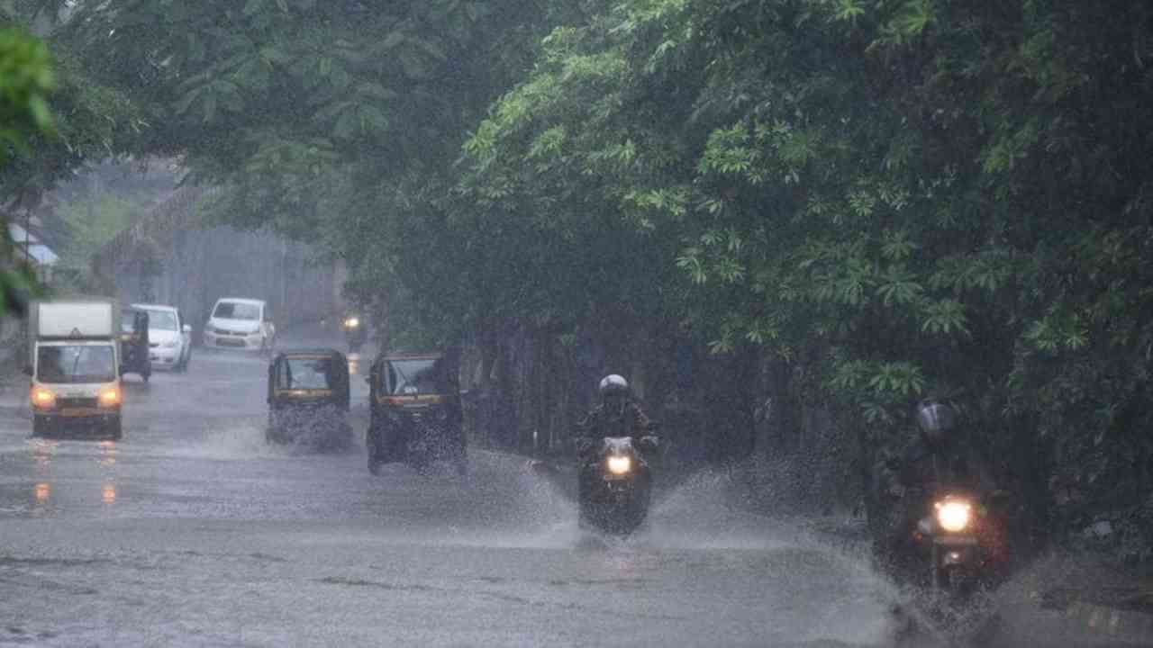 UP Weather News: यूपी में बारिश की आसार, जानें अपने शहर के मौसम का हाल