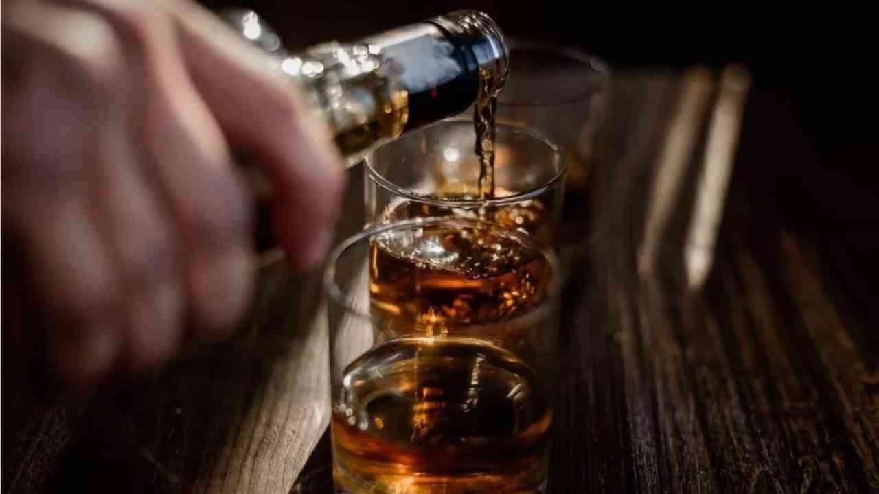 UP Liquor Policy News: आज यूपी आबकारी विभाग की हुई समीक्षा बैठक,  शराब की तस्करी रोकने पर दिए निर्देश