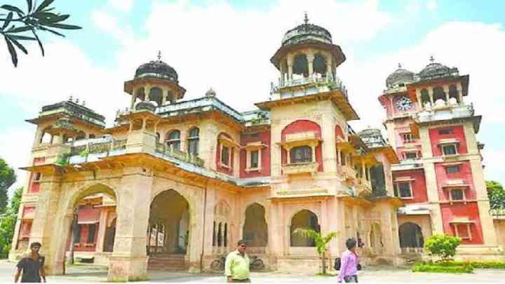 UP News: इलाहाबाद विश्वविद्यालय में 2 हॉस्टल के छात्र भिड़े, पथराव के बाद की बमबारी, 100 पर मामला दर्ज