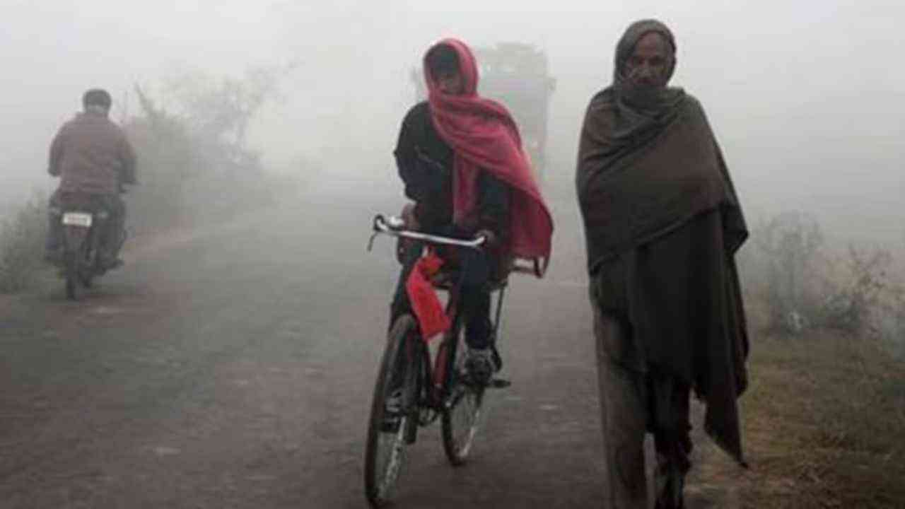 UP Weather Today: उत्तर प्रदेश में सर्द हवाओं ने बढ़ाई ठंड, राजधानी समेत कई जिलों में गिरा तापमान
