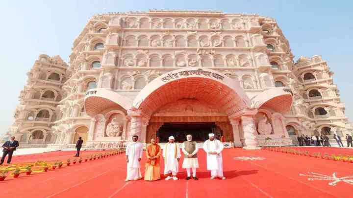 Varanasi News: पीएम मोदी ने स्वर्वेद महामंदिर धाम का किया उद्घाटन, सीएम योगी ने शेयर की तस्वीरें