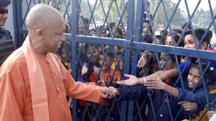 UP News: गोरखपुर में सीएम योगी का दिखा बाल प्रेम, अंबेडकर पार्क घूमने आए स्कूली बच्चों से की मुलाकात, हेलीकॉप्टर के पास खिंचवाई फोटो