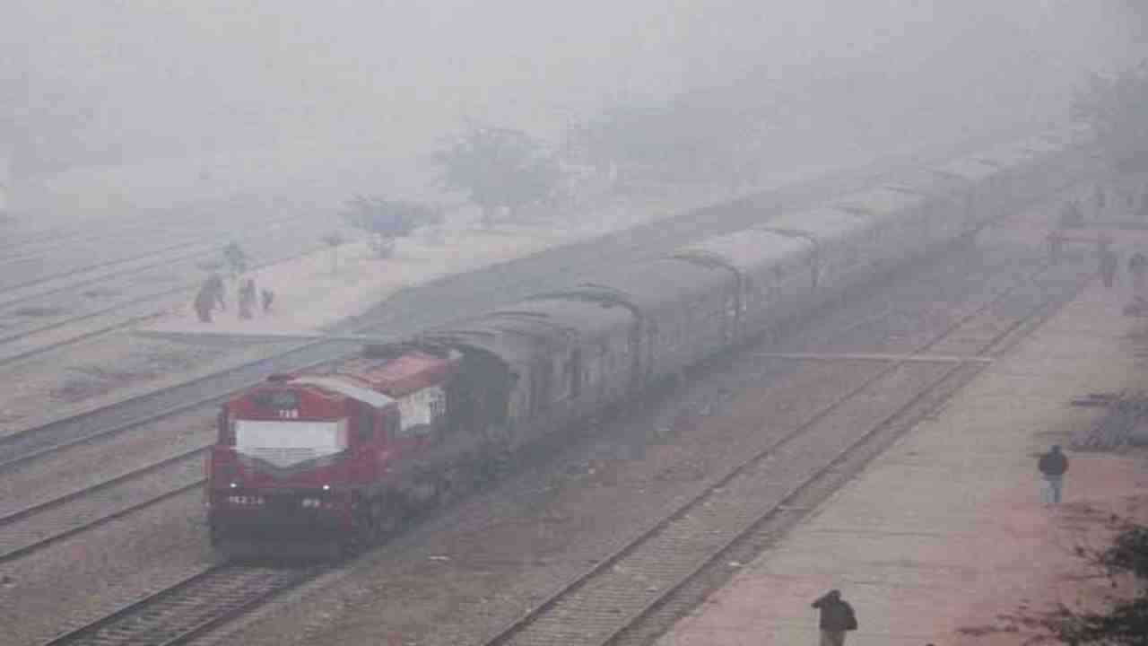 Train Late Due To Fogg: कोहरे की वजह से आगरा मंडल की कई ट्रेनें देरी से चली, देखें लिस्ट