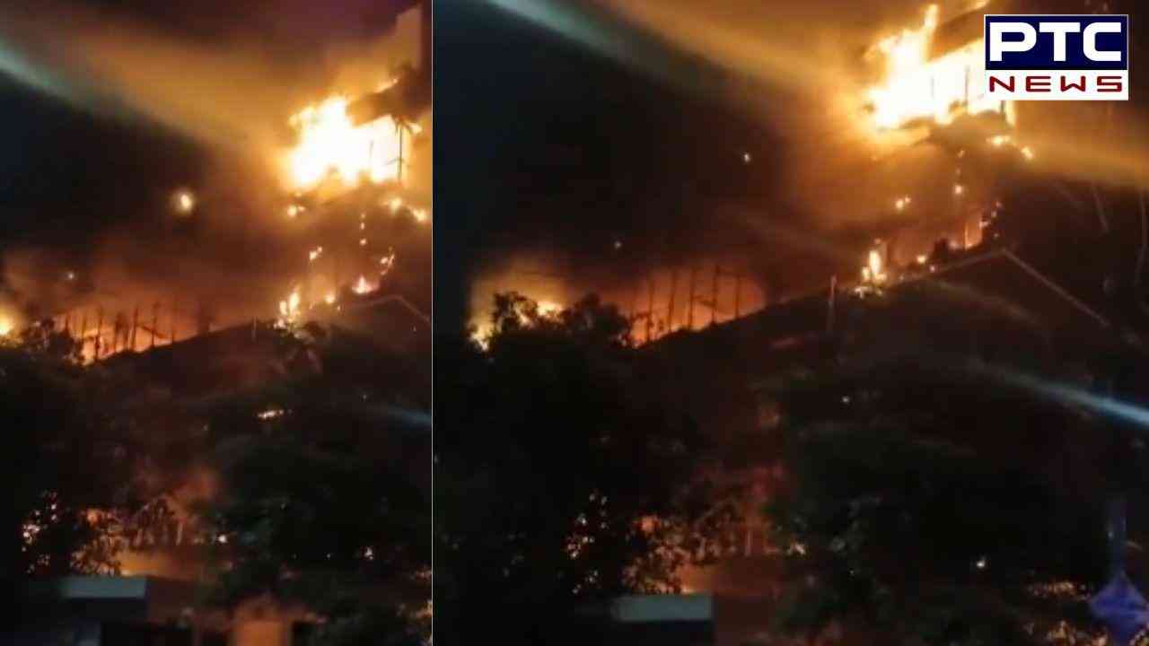 UP: नोएडा के सेक्टर 65 की बिल्डिंग में लगी भीषण आग, दमकल की 15 गाड़ियां ने कड़ी मशक्कत के बाद पाया काबू
