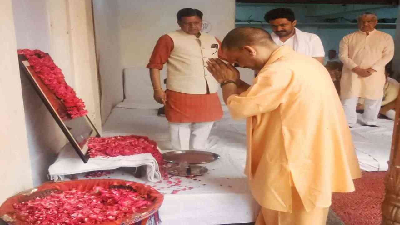UP: सीएम योगी ने मुरादाबाद से भाजपा प्रत्याशी  कुंवर सर्वेश सिंह के घर जाकर दी श्रद्धांजलि