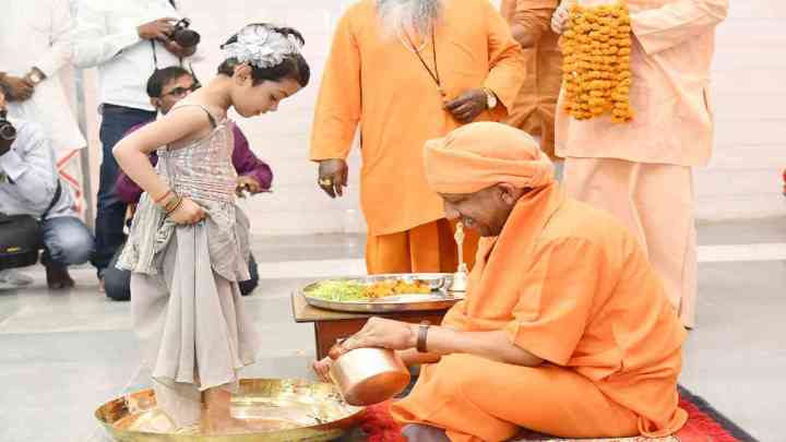 Ram Navami 2024: सीएम योगी ने कन्या पूजन कर की मातृ शक्ति की आराधना, पखारे पांव