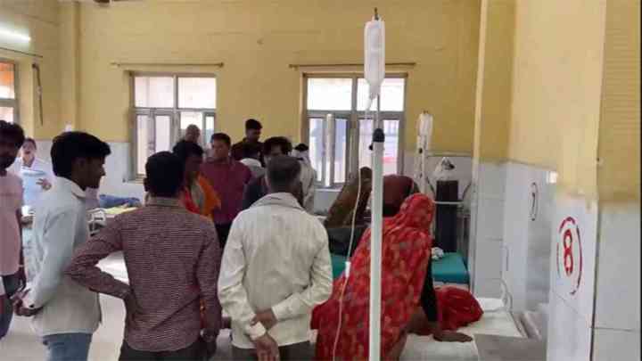 UP Accident News: मैनपुरी में भीषण हादसा, सड़क किनारे खड़ी ट्रैक्टर ट्रॉली को ट्रक ने मारी टक्कर, 4 लोगों की मौत, कई घायल