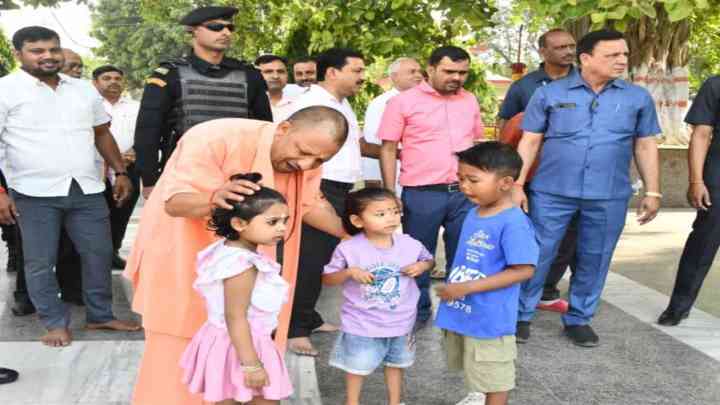 UP: सीएम योगी ने बच्चों पर लुटाया प्यार, दिया आशीर्वाद, कहा- खूब पढ़ना, खूब आगे बढ़ना