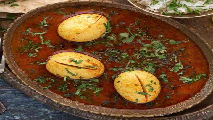 UP News: नागपुर जंक्शन में अंडा करी खाने के बाद बिगड़ी 40 यात्रियों की तबीयत, झांसी में ट्रेन रोक कर किया इलाज