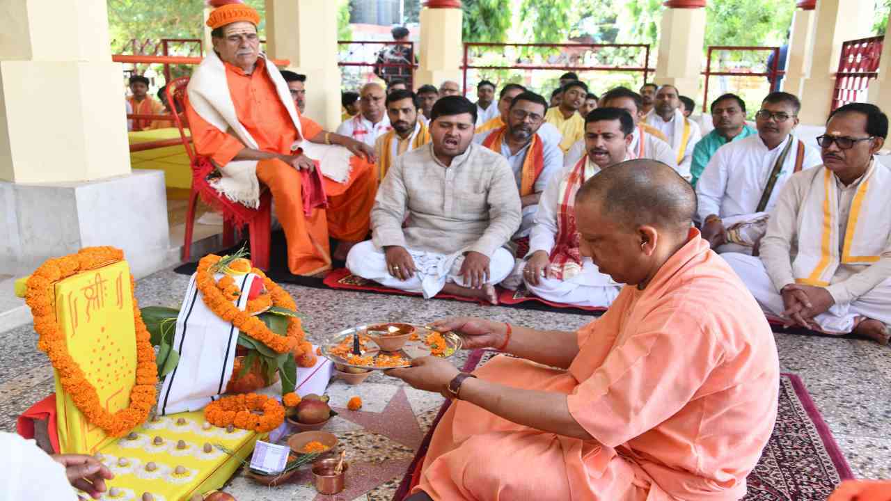 UP News: गोरखनाथ मंदिर में सीएम योगी ने श्री हनुमत प्राण प्रतिष्ठा एवं रुद्र महायज्ञ का किया शुभारंभ