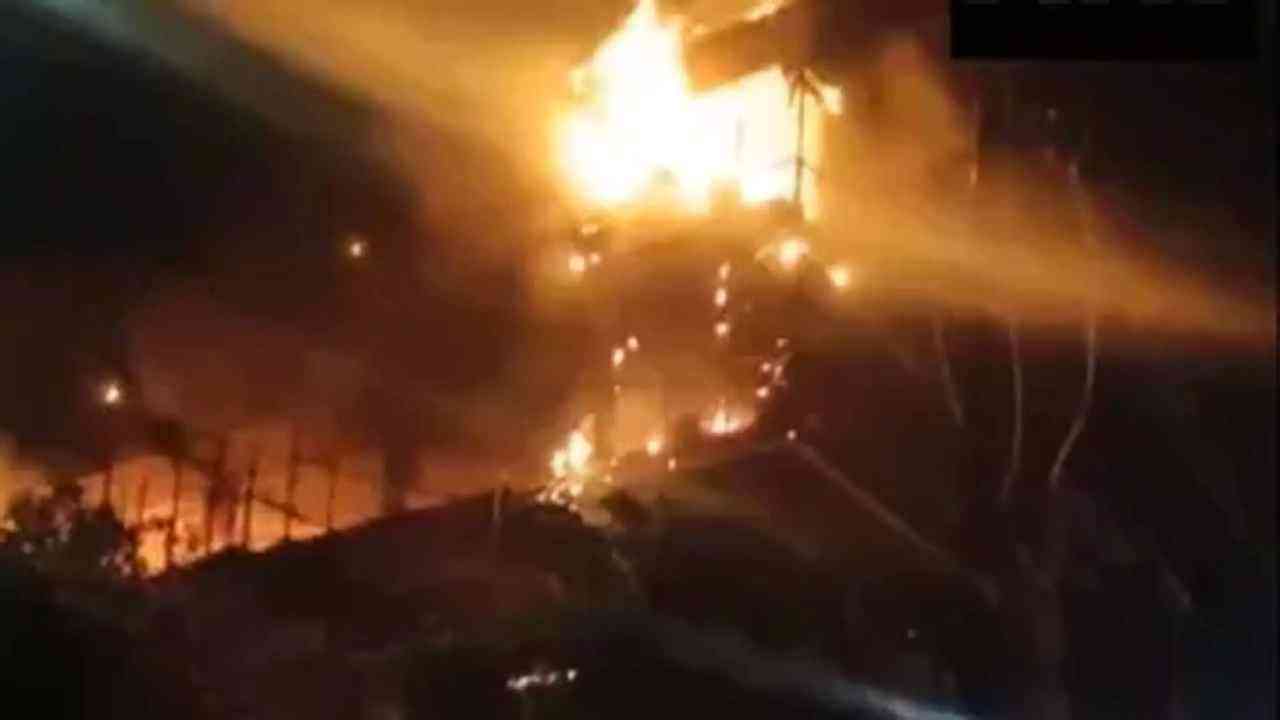 UP News: नोएडा के सेक्टर 65 में इमारत में लगी भीषण आग, मौके पर  15 दमकल गाड़ियां मौजूद
