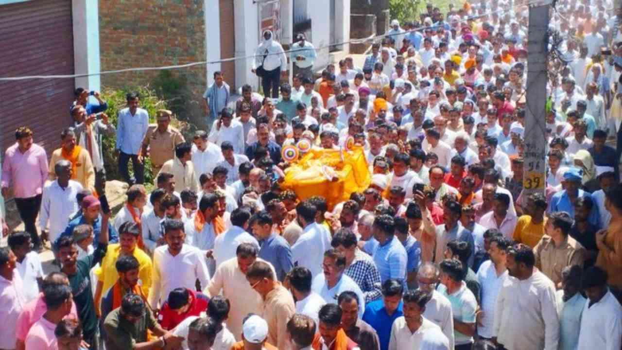Sarvesh Singh Last Rites; पूर्व सांसद सर्वेश सिंह का राजकीय सम्मान के साथ अंतिम संस्कार, विदाई देने उमड़ी भारी भीड़