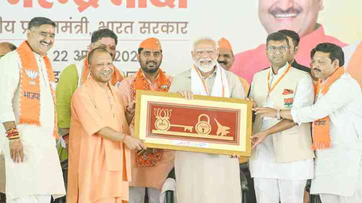 PM Modi In Aligarh: अलीगढ़ में पीएम मोदी ने की सीएम योगी की तारीफ, कांग्रेस पर साधा निशाना