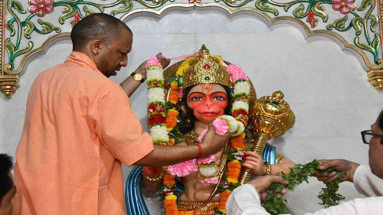 UP: गोरखनाथ मंदिर में हनुमान जी के दोनों विग्रहों के समक्ष सीएम योगी ने की लोकमंगल की प्रार्थना