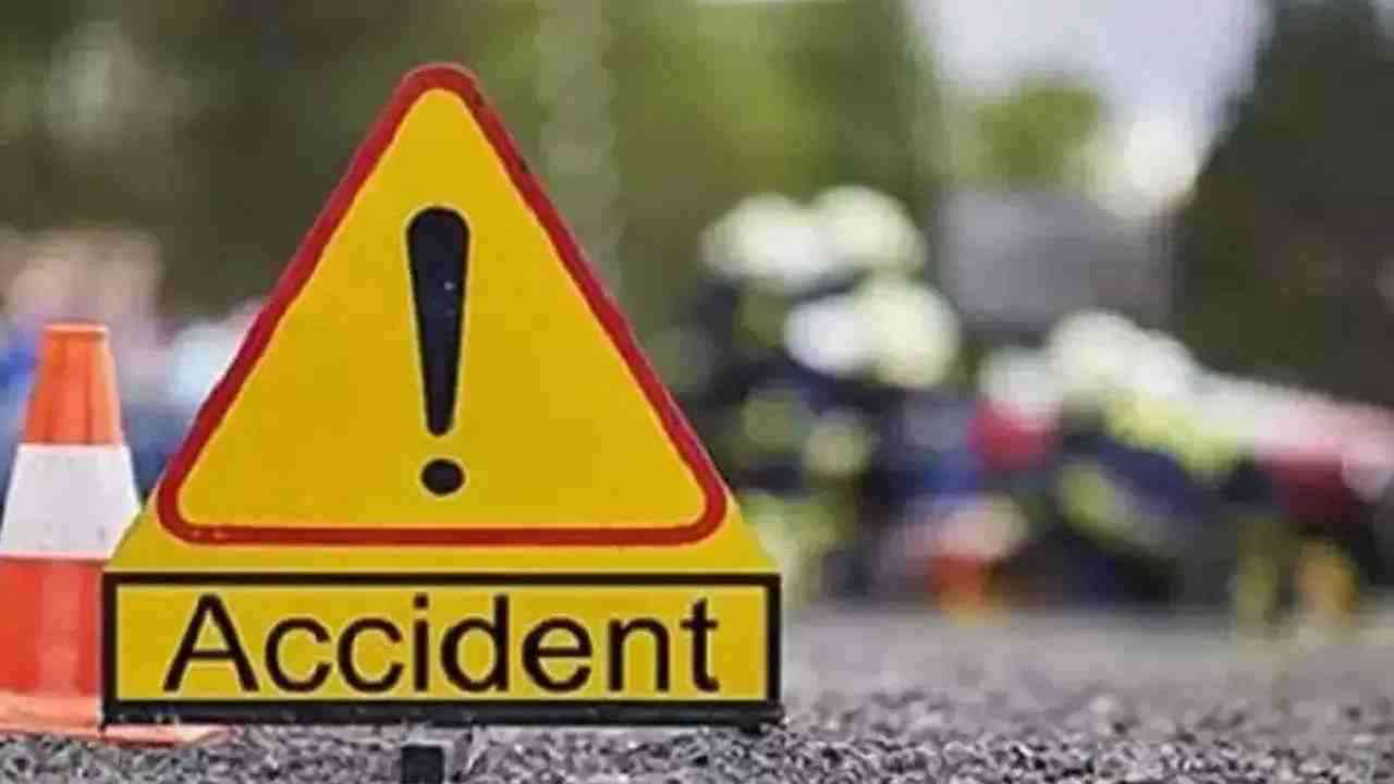 UP Accident: नोएडा में तेज रफ्तार बीएमडब्ल्यू ने ई-रिक्शा को मारी टक्कर, 2 लोगों की मौत, 3 घायल