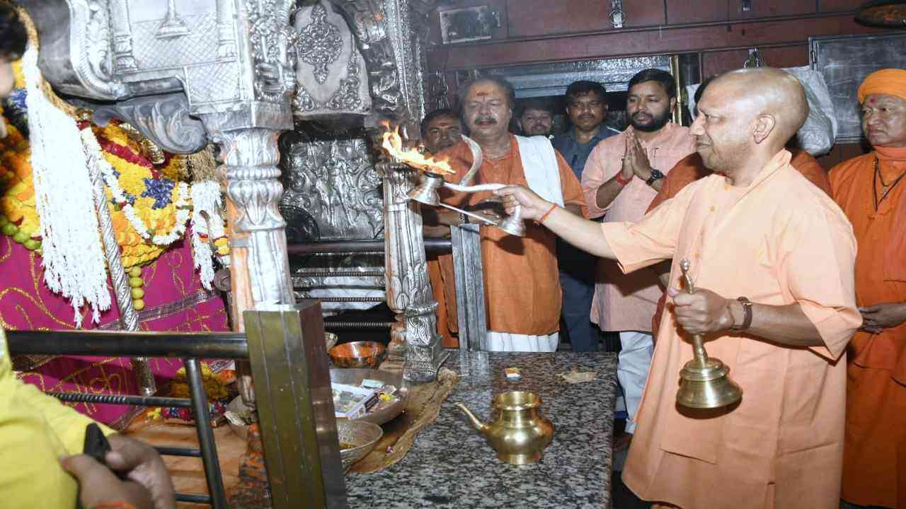 UP: चुनाव प्रचार पर निकलने से पहले सीएम योगी ने काल भैरव व काशी विश्वनाथ मंदिर में लिया आशीर्वाद