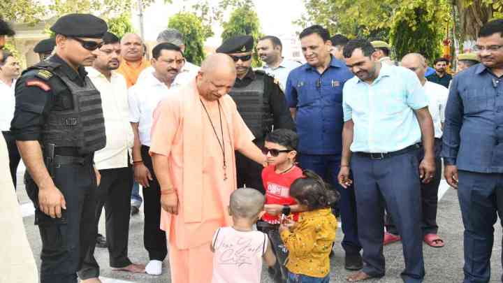 UP: गौ सेवा में रमे सीएम योगी, गोवंश को खिलाया गुड़-रोटी, बच्चों को दी चॉकलेट