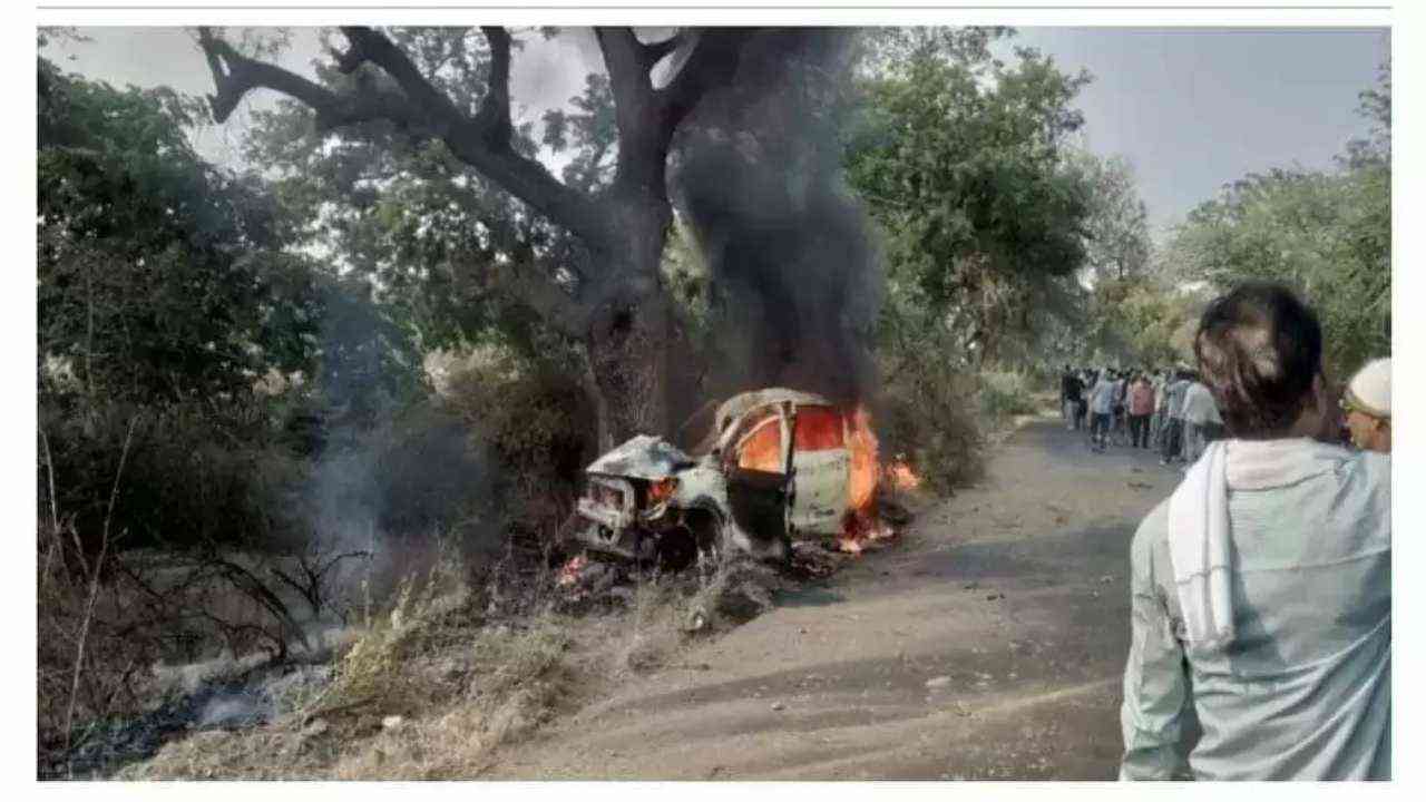 UP: पेड़ से टकराने के बाद कार में लगी आग, जिंदा जले दंपति